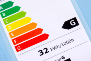 Le Diagnostic de Performance Énergétique (DPE) est un outil essentiel pour évaluer la consommation énergétique et l'impact environnemental d'un logement. Les récentes lois en France visent à améliorer l'efficacité énergétique des bâtiments, notamment par des interdictions de location et des gels de loyers pour les logements les moins performants énergétiquement. Voici un guide complet sur les nouvelles obligations en matière de DPE. 